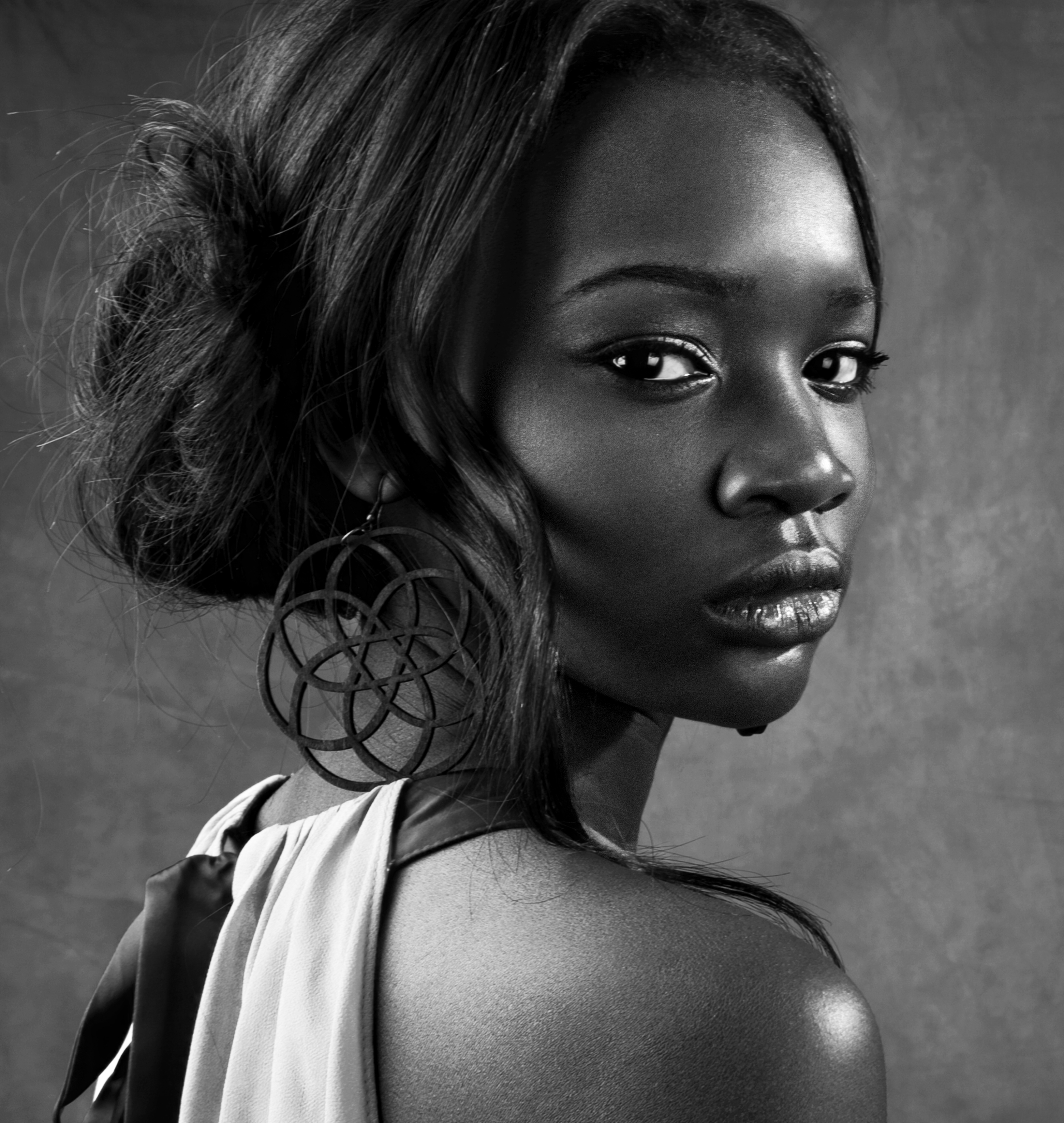 Африка белая женщина. Темнокожая модель. Чернокожие девушки. Портрет темнокожей девушки.